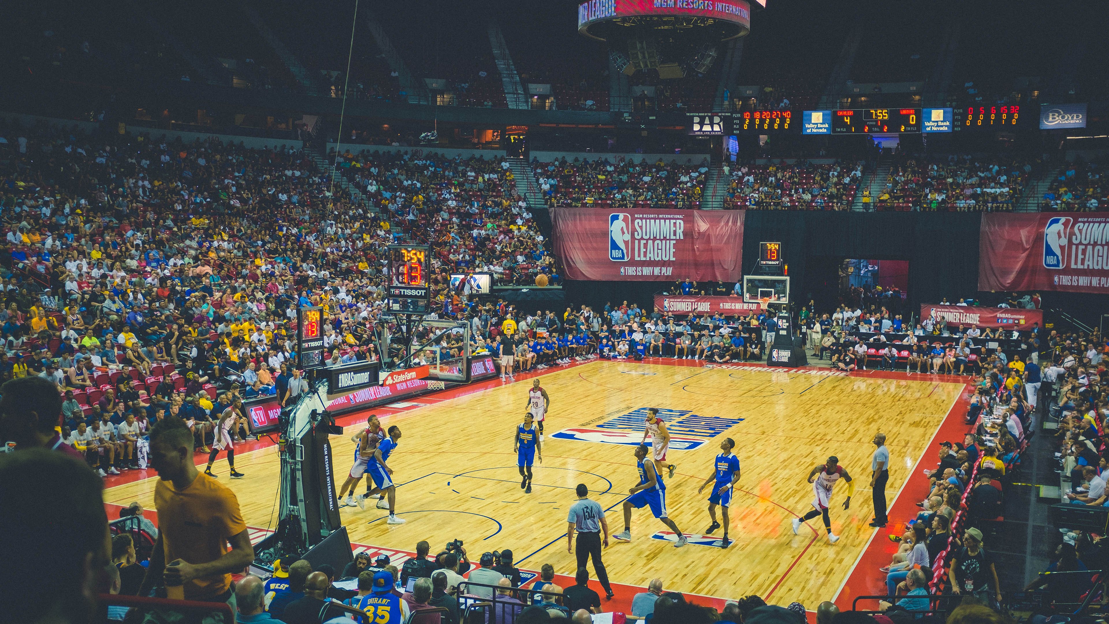 皇家马德里主场力克巴塞罗那，西甲争冠悬念再起