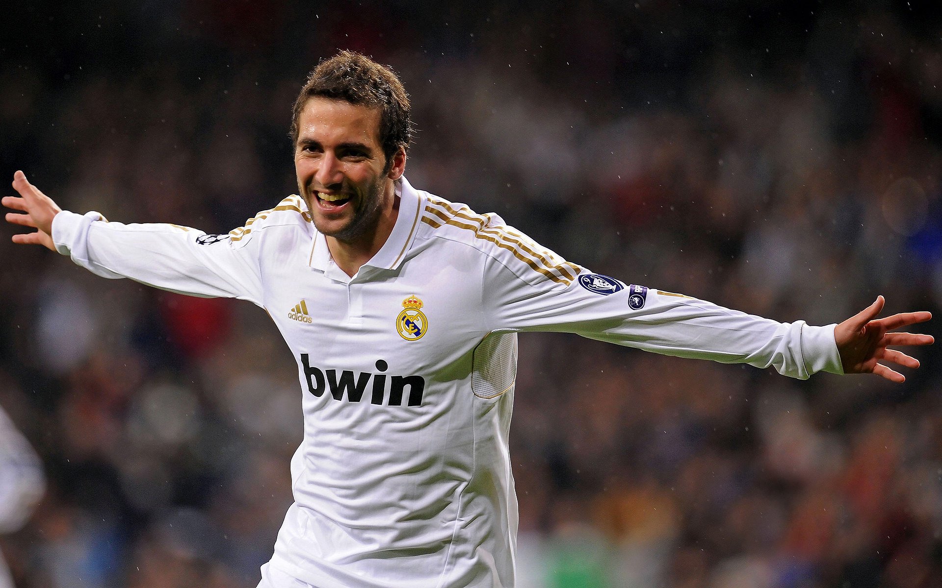 皇家马德里主场力克巴塞罗那，西甲争冠悬念再起