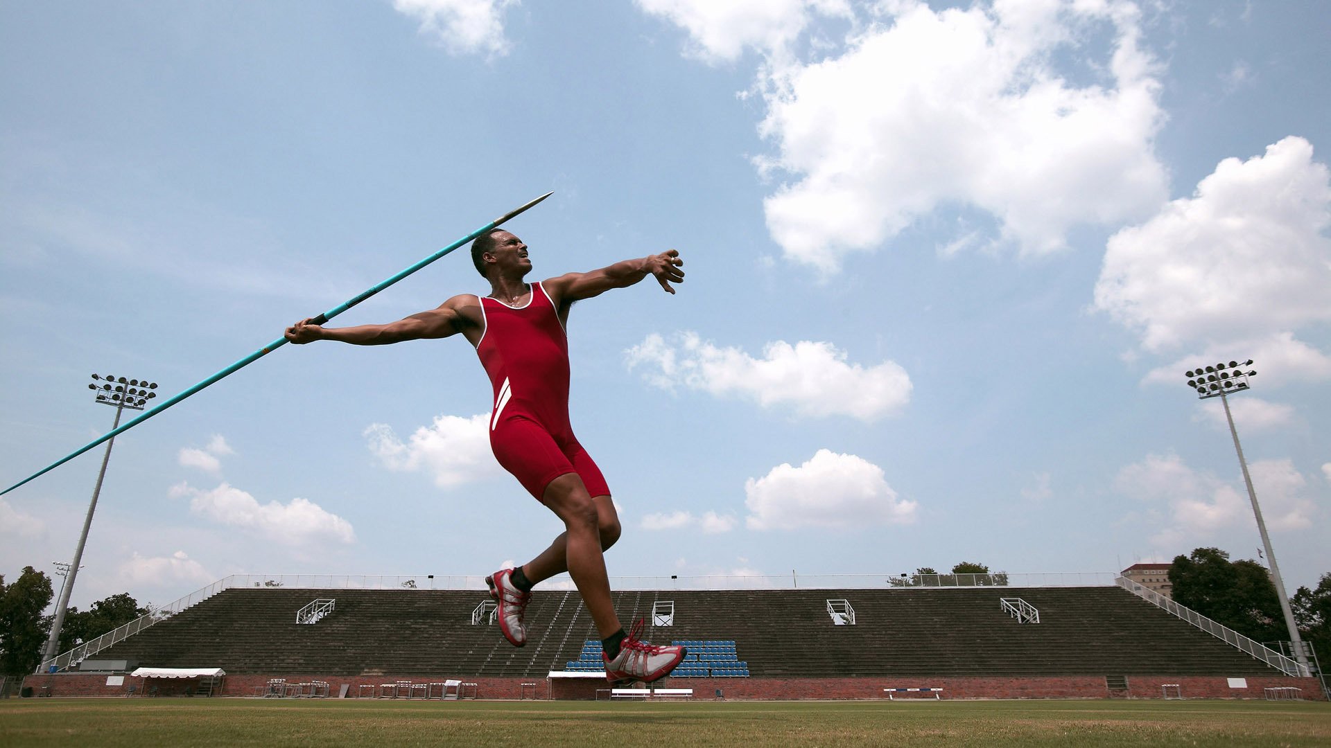 NBA总决赛激战正酣，勇士队逆转取胜夺赛点
